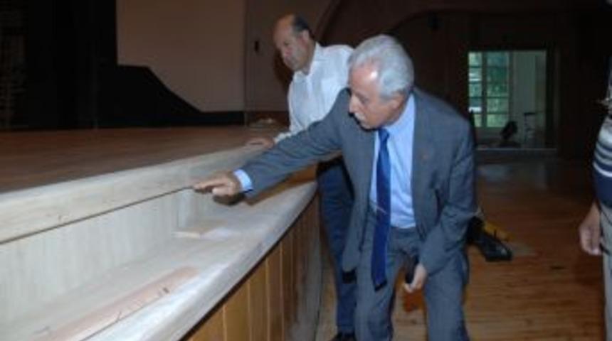 Adana B&uuml;y&uuml;kşehir Belediyesi tiyatro salonu yenilendi