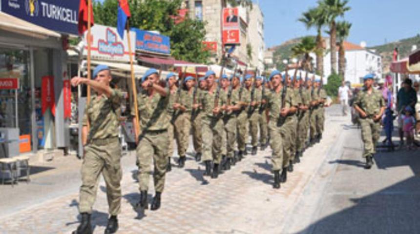 Fo&ccedil;a'da asker y&uuml;r&uuml;d&uuml;, halk darbe oldu sandı