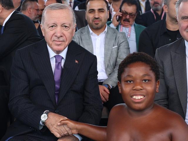 11 yaşındaki 'Arap Osman'ın Cumhurbaşkanı Erdoğan ile diyalogu herkesi g&uuml;l&uuml;msetti