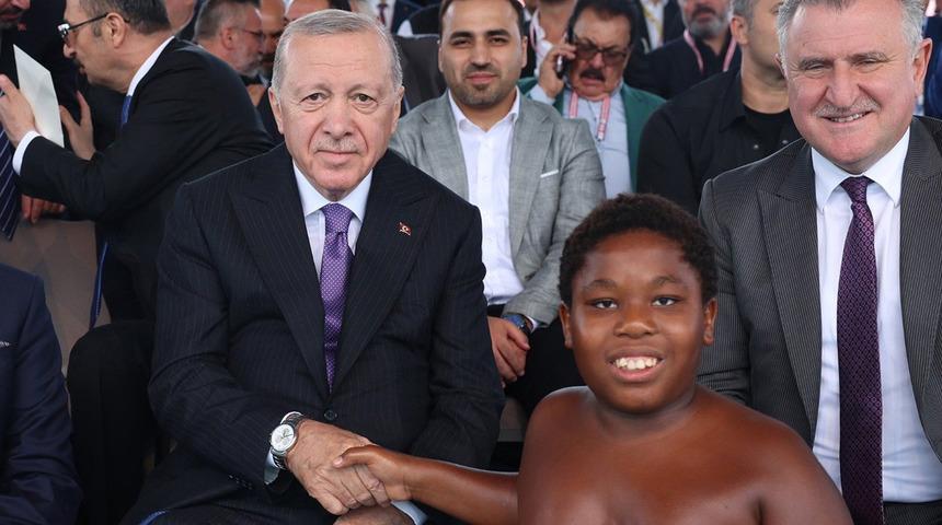 11 yaşındaki 'Arap Osman'ın Cumhurbaşkanı Erdoğan ile diyalogu herkesi g&uuml;l&uuml;msetti