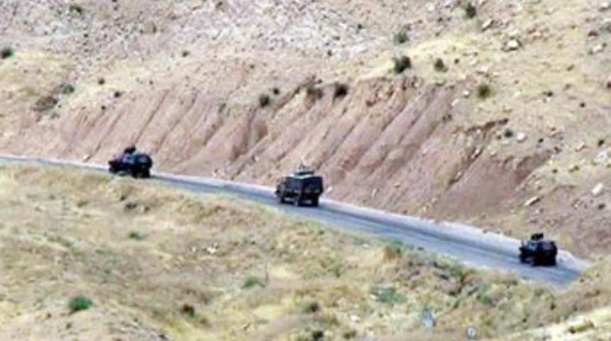 Sınıra askeri sevkiyat s&uuml;r&uuml;yor