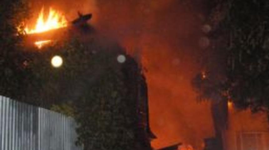 Alev alev yanan ahşap bina mahalleliyi sokağa d&ouml;kt&uuml;