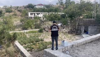 Kayseri'de babasının kucağındayken başına taş d&uuml;şen &ccedil;ocuk hayatını kaybetti
