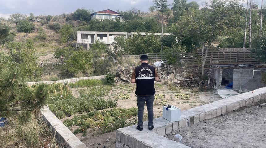 Kayseri'de babasının kucağındayken başına taş d&uuml;şen &ccedil;ocuk hayatını kaybetti