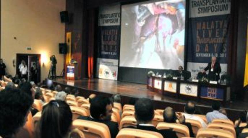 Sempozyumda canlı nakil ameliyatı