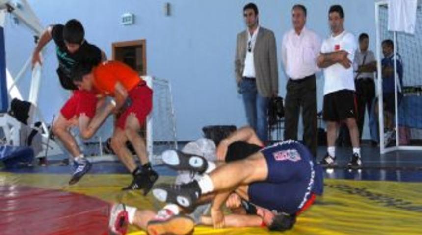 B&uuml;y&uuml;kşehirsporlu g&uuml;reş&ccedil;ilere moral ziyareti