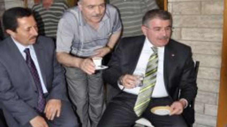 Bakan Şahin, kahve i&ccedil;ip ayakkabısını boyattı