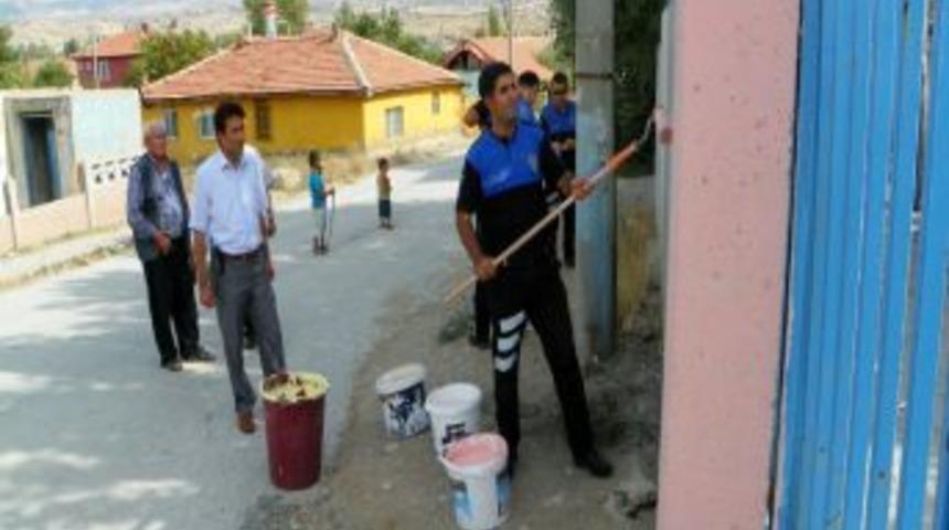 'Toplum polisi' okulları boyuyor