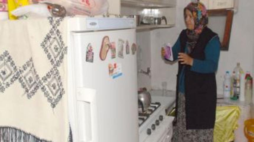 4 &Ccedil;ocuğuyla tek başına kalan anne, kızlarını okutmak istiyor