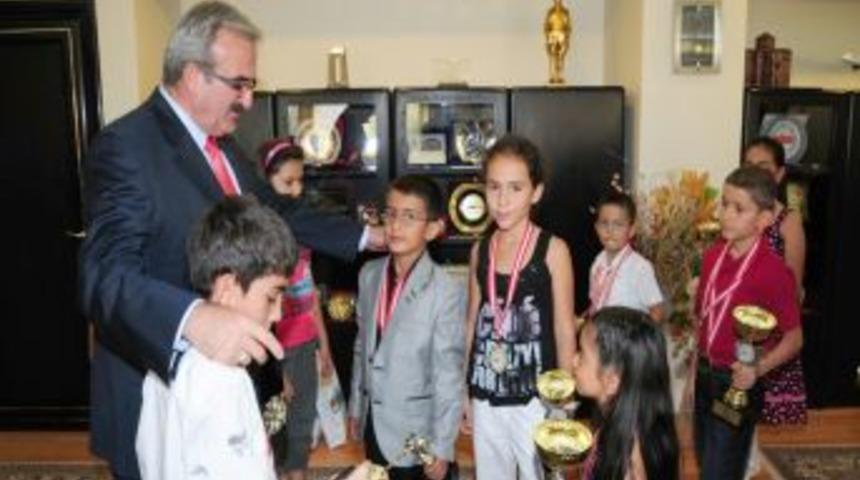 Van'ın minik dahilerine bir &ouml;d&uuml;l de Vali Karaloğlu'ndan