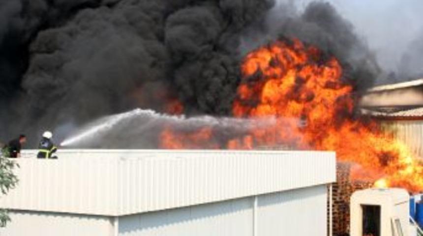 Adana'daki fabrika yangınında patlamalar meydana geliyor