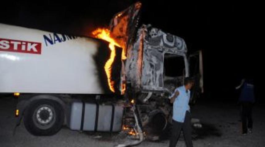 Hareket halindeki TIR yandı