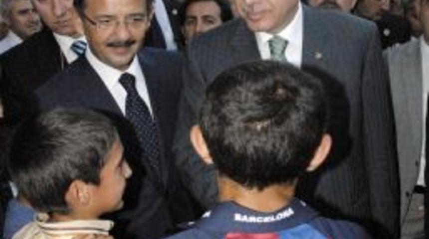 Başbakan, Kayseri&rsquo;de oyuncak dağıttı, sigara bıraktırdı