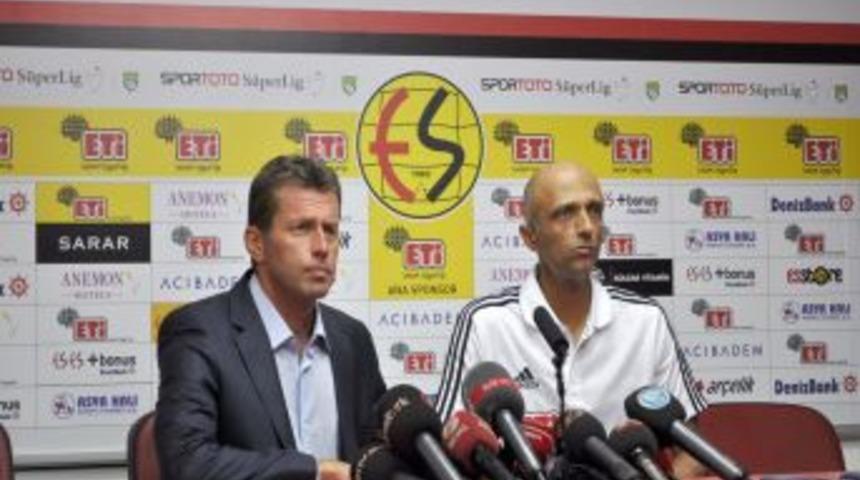 Eskişehirspor teknik direkt&ouml;r&uuml; Skibbe:' Takım oyunu ile kazandık'
