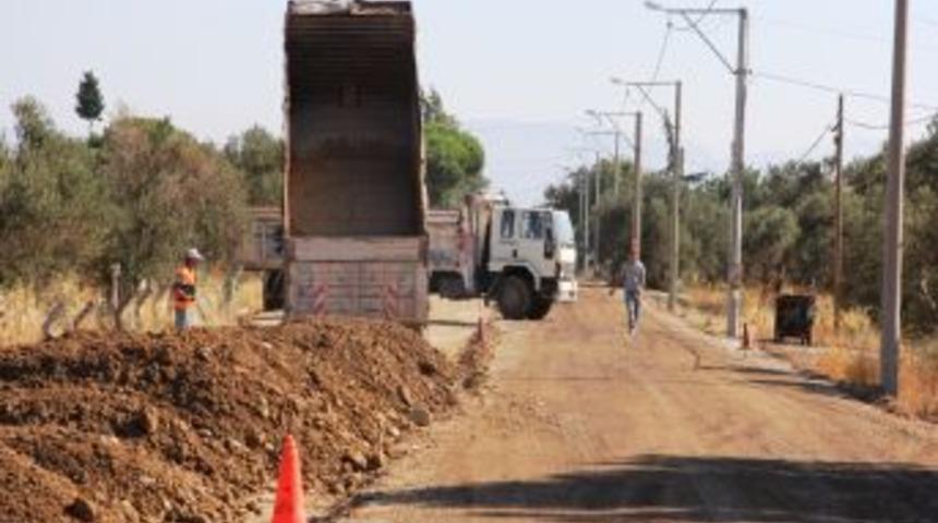 Belediye b&uuml;t&ccedil;esiyle yapılan yol tamamlanıyor