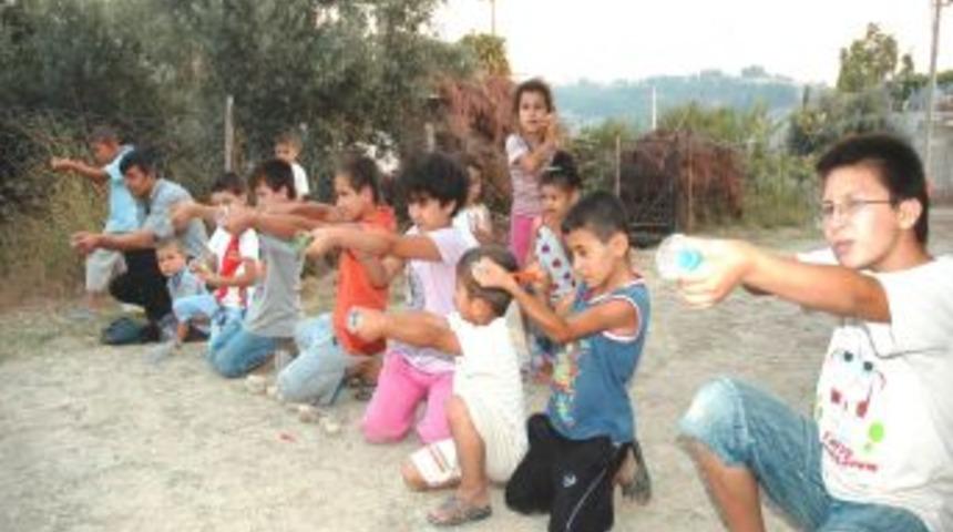 Çocuklar eski oyunları oynayarak eğleniyor