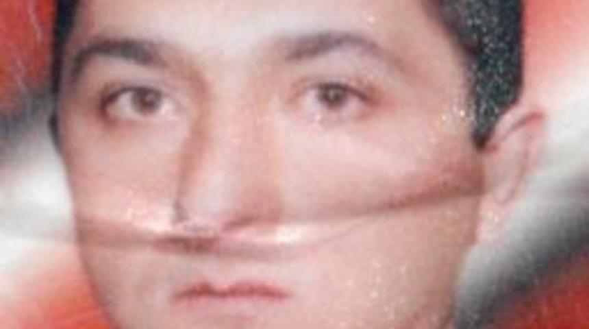 Evine gitmek isteyen motosikletli s&uuml;r&uuml;c&uuml;n&uuml;n &uuml;zerinden kamyon ge&ccedil;ti