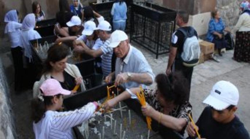 Akdamar Kilisesi'nde ayin i&ccedil;in yakılan mumların geliri Somali'ye