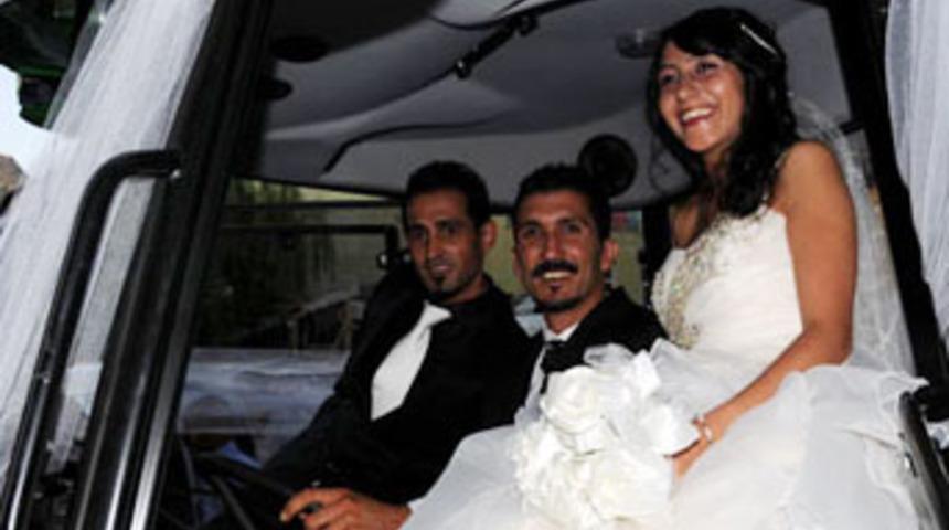 Trakt&ouml;r&uuml; gelin arabası yaptılar