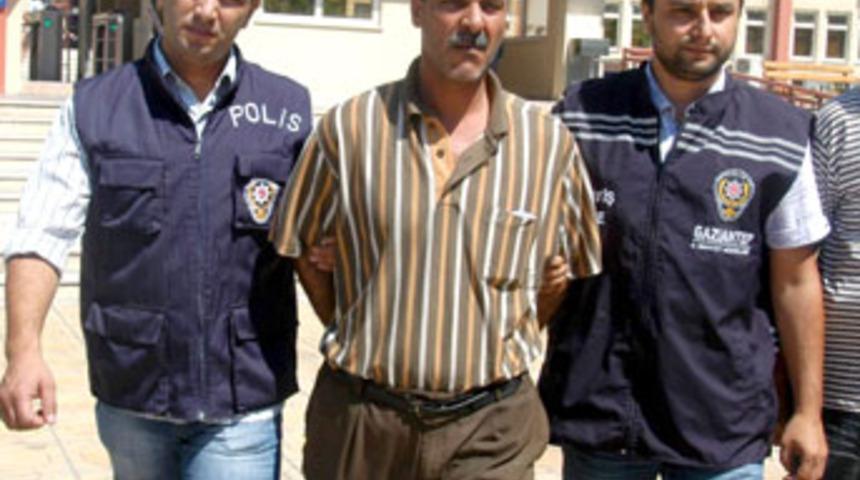 Oğlunu bı&ccedil;aklayan kişiyi &ouml;ld&uuml;rd&uuml;