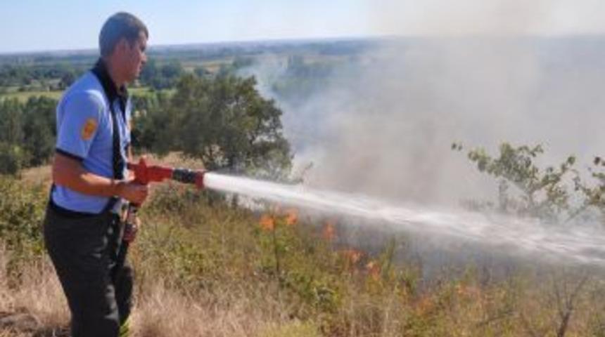 Anız yangını &ccedil;amlık alanı k&uuml;l etti