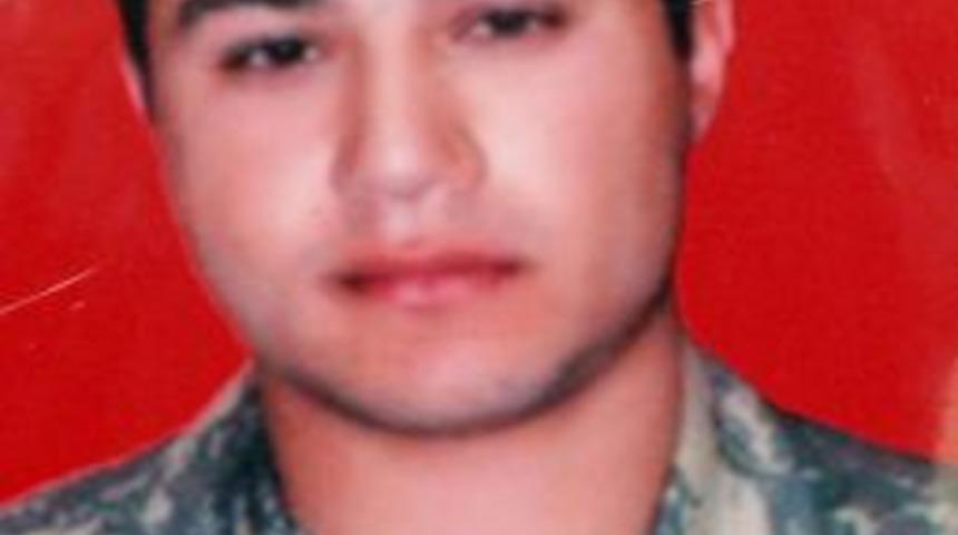 Kışlada &ouml;len askerin ailesi T&uuml;rk bayrağını orduya iade etti