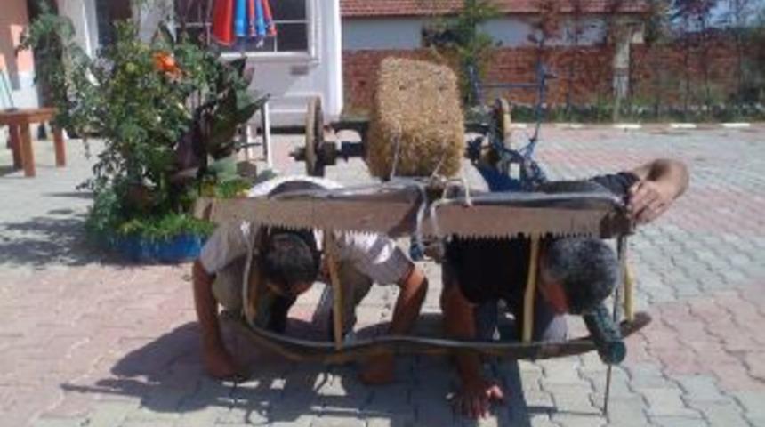 Kendilerini kara sabana bağlayarak susuzluğu protesto ettiler