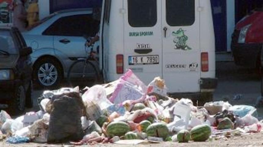 Mahalle meydanı &ccedil;&ouml;pl&uuml;ğe d&ouml;n&uuml;şt&uuml;, halk tepkili