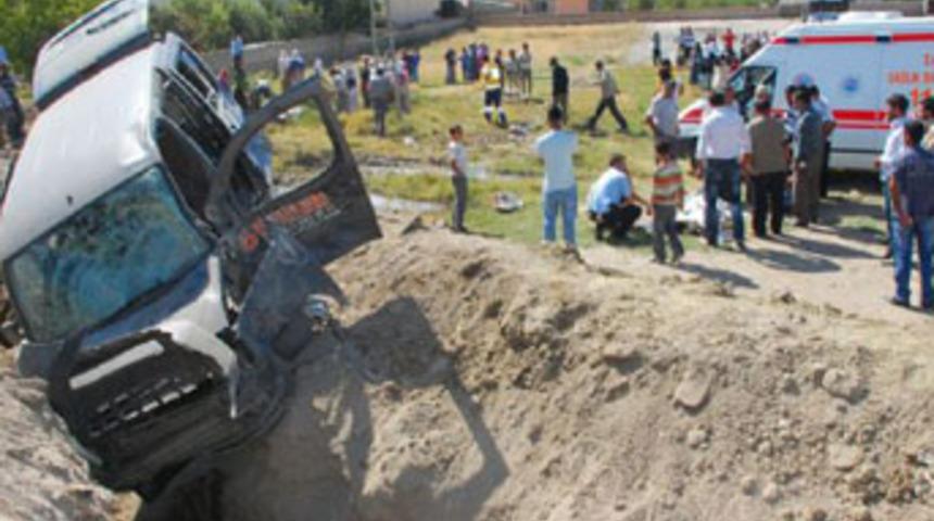 Van'da trafik kazası; 3 &ouml;l&uuml;