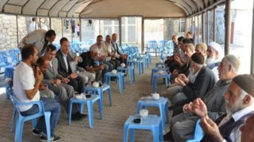 Sezer, acılı &Ouml;zbey ailesini ziyaret ederek, başsağlığı diledi