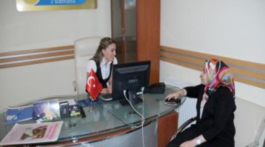 Bu masaya gelenler tebess&uuml;mle karşılanıyor