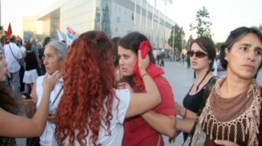 Darbe protestosunda olay &ccedil;ıktı, eylemciler BDP binasına sığındı