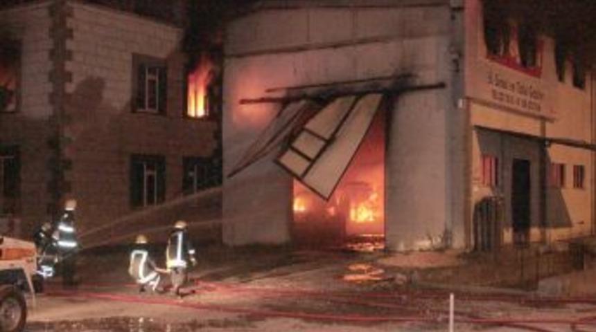 Kayseri&rsquo;de t&uuml;p dolum tesisi yandı