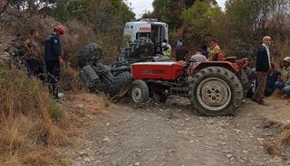 Manisa'da trakt&ouml;r devrildi: 2 &ouml;l&uuml;, 3 yaralı