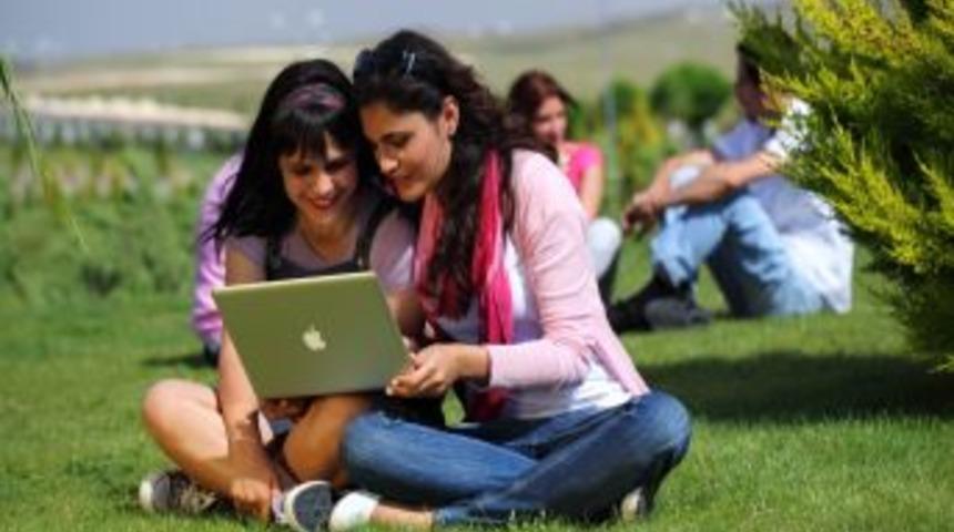 En &ccedil;ok tavsiye edilen &uuml;niversite Zirve oldu