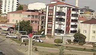 El freni &ccedil;ekilmeden bırakılan otomobil cadde boyu ilerleyip tarlaya u&ccedil;tu