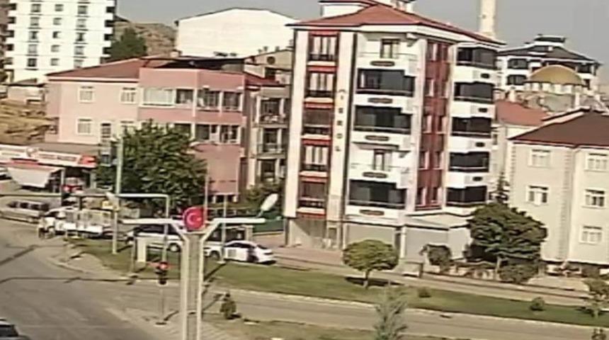 El freni &ccedil;ekilmeden bırakılan otomobil cadde boyu ilerleyip tarlaya u&ccedil;tu