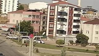 El freni çekilmeden bırakılan otomobil cadde boyu ilerleyip tarlaya uçtu