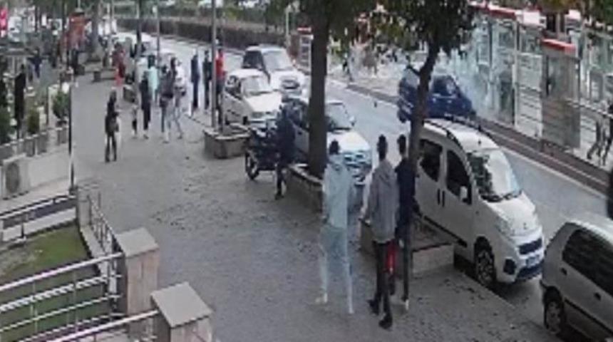 Kayseri&rsquo;de otomobil tramvay durağına &ccedil;arptı: 1 yaralı
