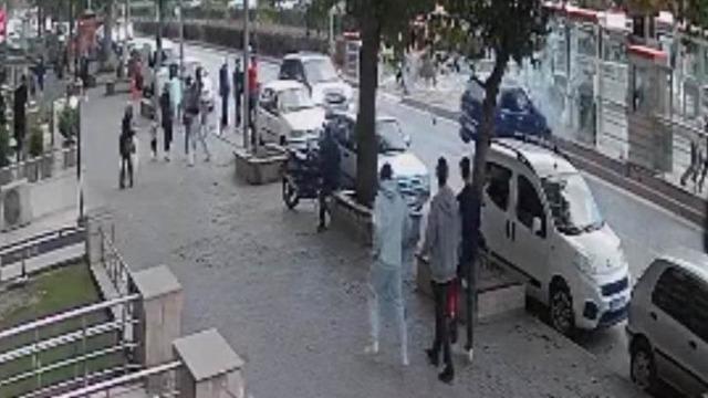Kayseri’de otomobil tramvay durağına çarptı: 1 yaralı