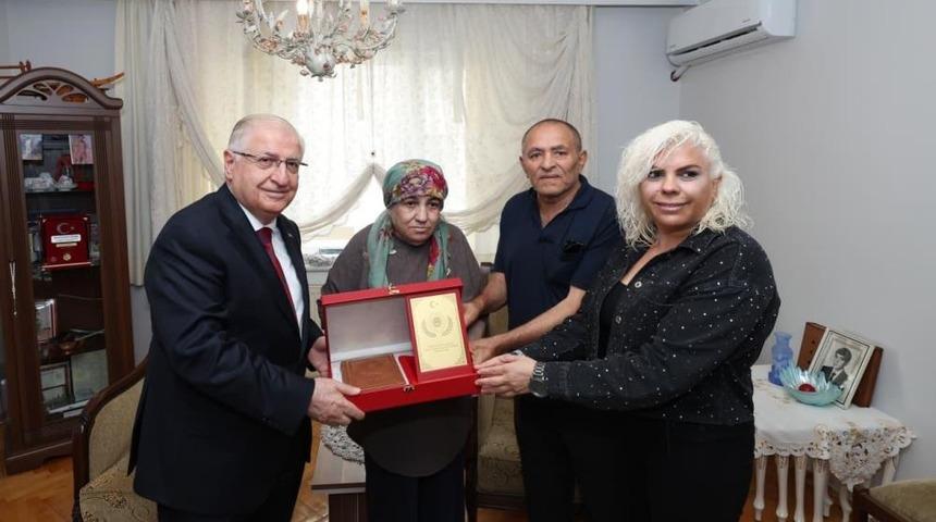 Bakan G&uuml;ler, şehit Alaattin Bulu&ccedil;&rsquo;un ailesini ziyaret etti
