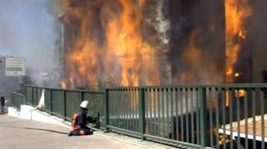 Beyoğlu'nda tarihi bina k&uuml;l oldu