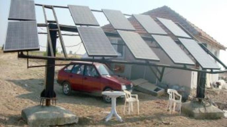 Ke&ccedil;i &ccedil;iftliğinin elektriğini g&uuml;neşten sağlıyor