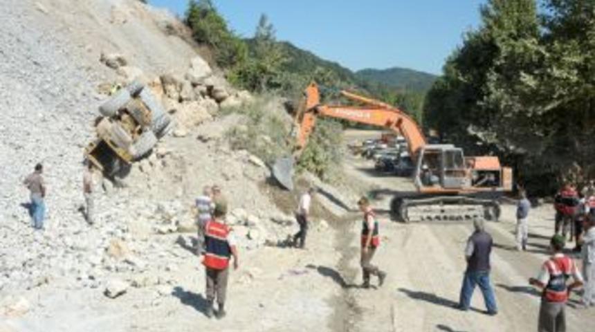 8 tonluk iş makinesinin altında kalan operat&ouml;r &ouml;ld&uuml;