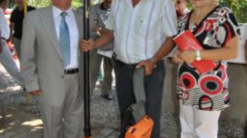 Edremitli &ccedil;ift&ccedil;ilere zeytin hasat makineleri verildi