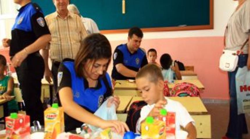 Toplum Destekli polisler minik &ouml;ğrencilere kırtasiye malzemesi verdi