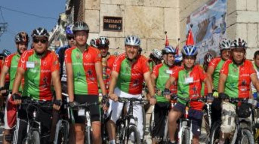 'Kuruluştan Kurtuluş'a giden bisiklet&ccedil;iler Bursa&rsquo;dan ayrıldı