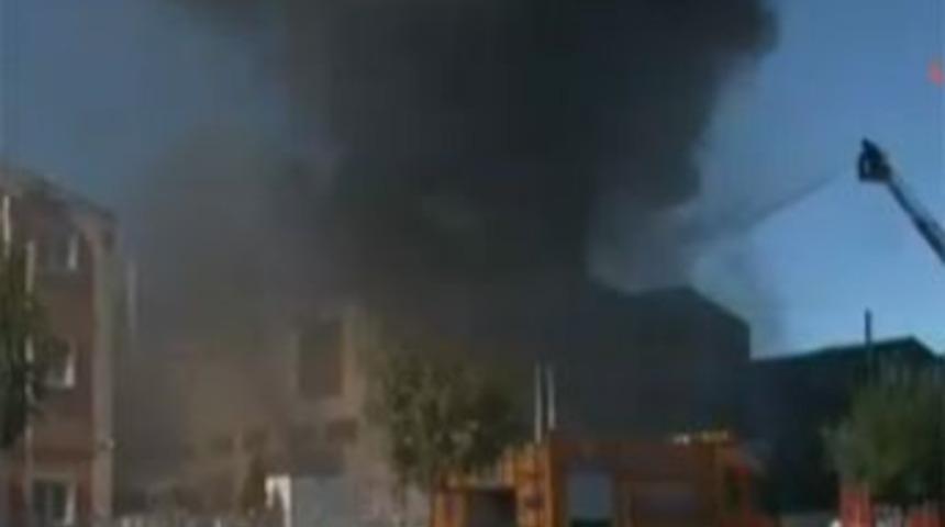 İki fabrika alev alev yanıyor