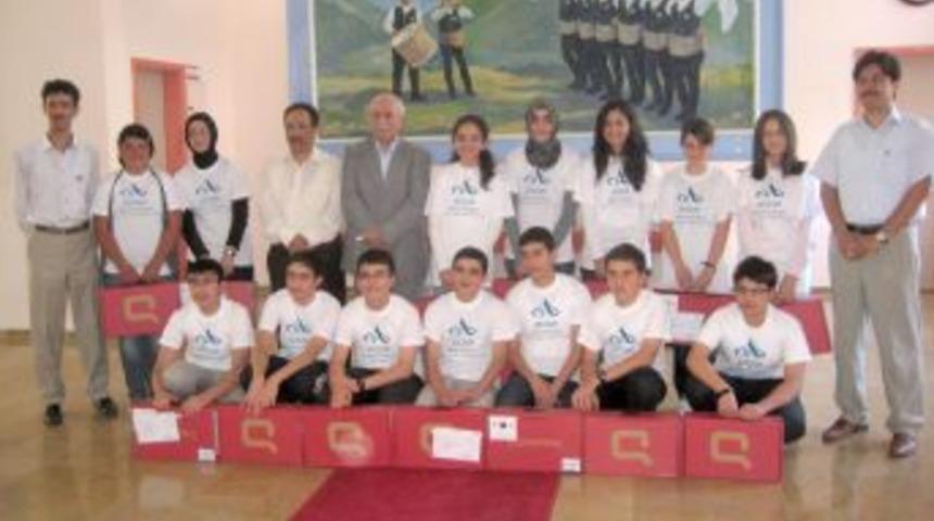 &Ouml;zel Aziziye SBS'de başarılı olan &ouml;ğrencilere bilgisayar hediye etti