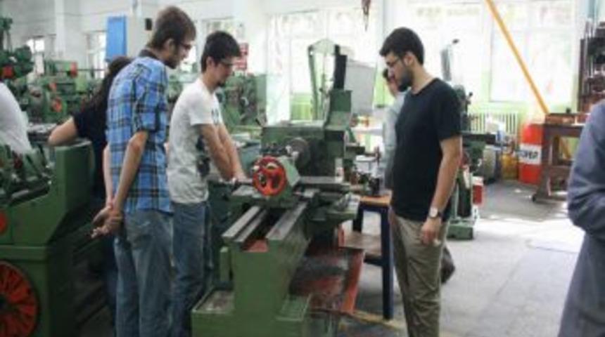 Makine m&uuml;hendisleri meslek lisesinde pratik yapıyor